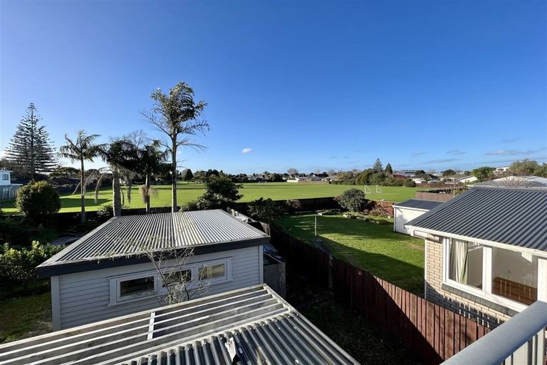 Photo of property in 21 Yeovil Road, Te Atatu Peninsula, Auckland, 0610