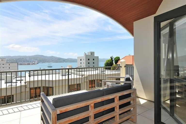 Photo of property in 10/22 Oriental Terrace, Oriental Bay, Wellington, 6011