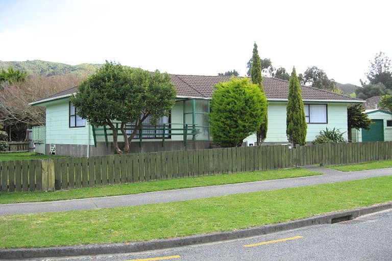 Photo of property in 353 Wellington Road, Wainuiomata, Lower Hutt, 5014