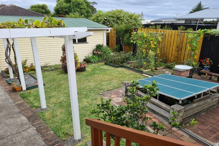 Photo of property in 20 Arahoe Road, New Lynn, Auckland, 0600