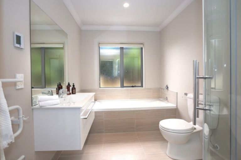 Photo of property in 18 Brindle Way, Newlands, Wellington, 6037