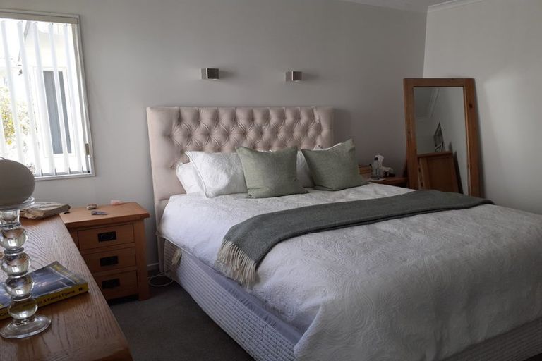 Photo of property in 12 Shelter Grove, Frankleigh Park, New Plymouth, 4310