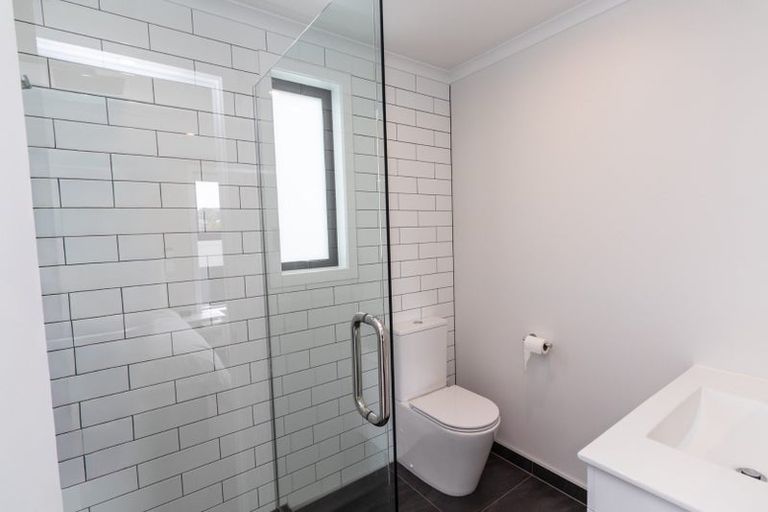 Photo of property in 41 Glanmire Road, Newlands, Wellington, 6037