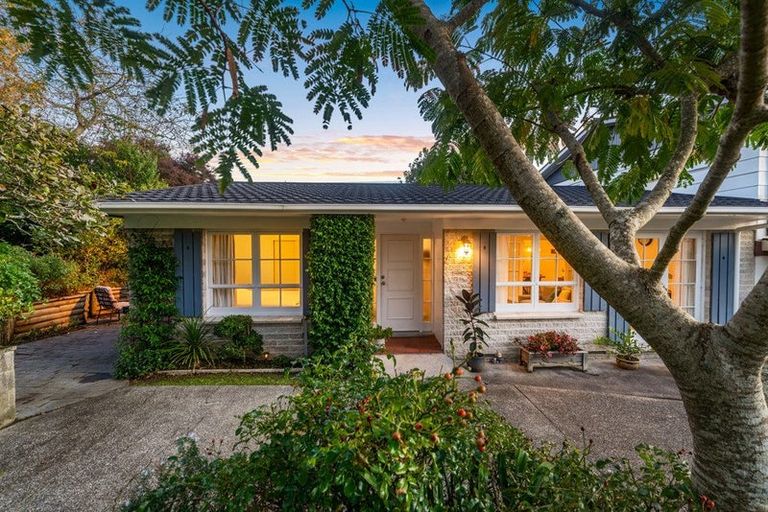Photo of property in 2/220 East Coast Road, Forrest Hill, Auckland, 0620