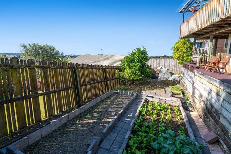 Photo of property in 1/21 Jumento Place, Unsworth Heights, Auckland, 0632