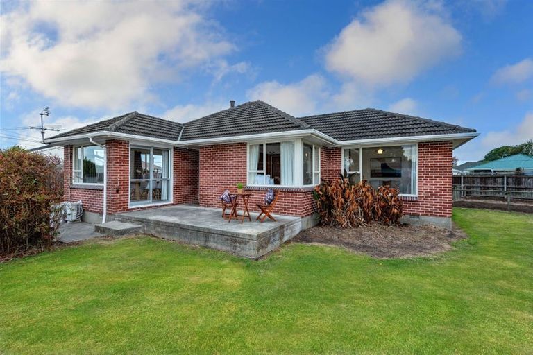 Photo of property in 17 Tenby Place, Avondale, Christchurch, 8061