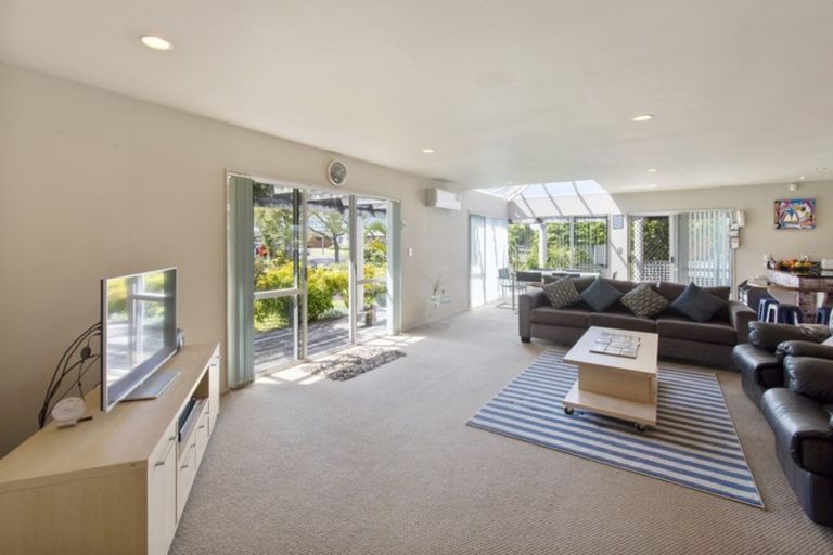 Photo of property in 21 Gardone Terrace, Conifer Grove, Takanini, 2112