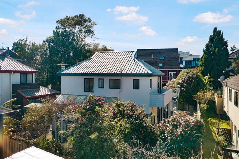 Photo of property in 1/6 Glucina Avenue, West Harbour, Auckland, 0618