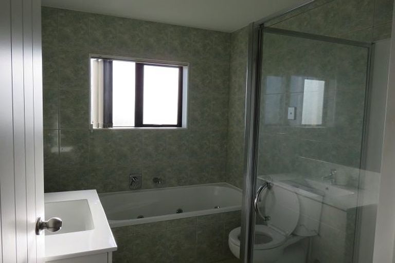 Photo of property in 12 Bonny Crescent, Massey, Auckland, 0614