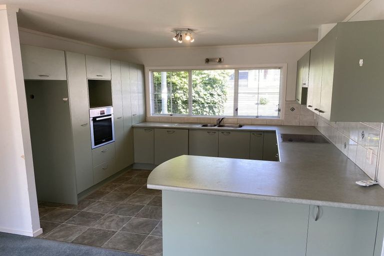 Photo of property in 98 Chelsea View Drive, Chatswood, Auckland, 0626