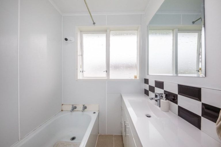 Photo of property in 26 Rhodes Drive, Kelvin Grove, Palmerston North, 4414