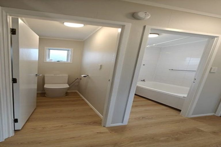 Photo of property in 1/4 Mahuta Grove, Northcote, Auckland, 0627