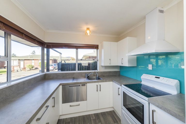 Photo of property in 8 Edgecombe Court, Roslyn, Palmerston North, 4414