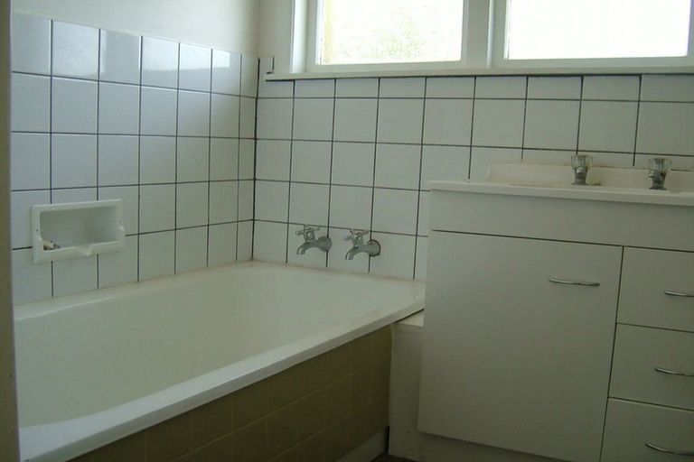 Photo of property in 77 Lake Road, Northcote, Auckland, 0627