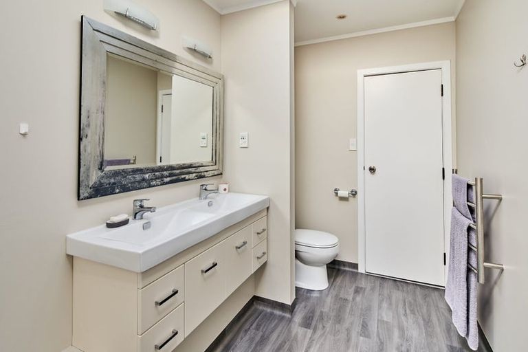 Photo of property in 33 Acacia Avenue, Maungaraki, Lower Hutt, 5010