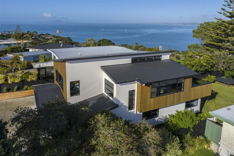 Photo of property in 25 Roberts Road, Matakatia, Whangaparaoa, 0930