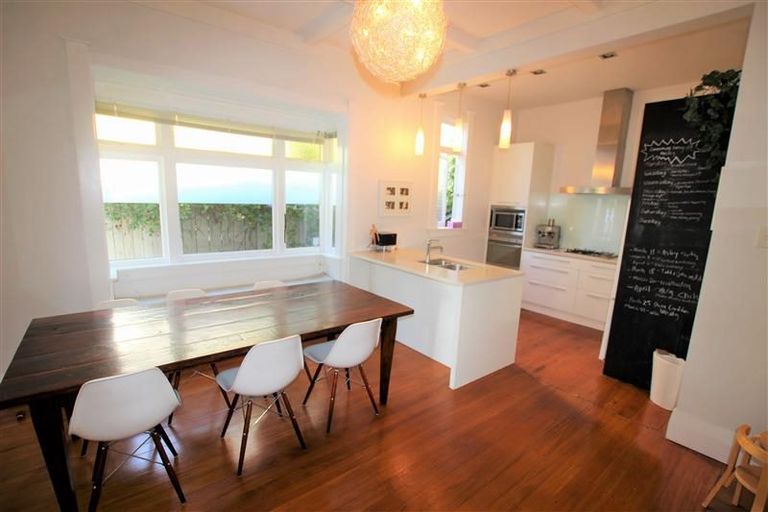Photo of property in 6 Raymond Street, Point Chevalier, Auckland, 1022