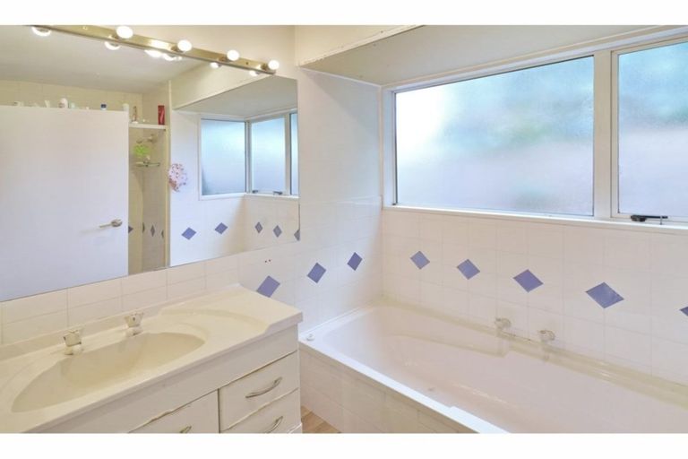 Photo of property in 97a Winters Road, Redwood, Christchurch, 8051