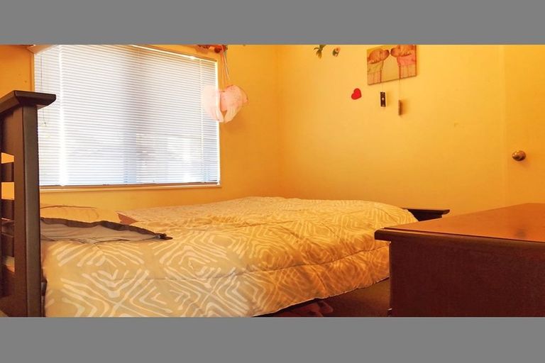 Photo of property in 1 Gala Place, Henderson, Auckland, 0612