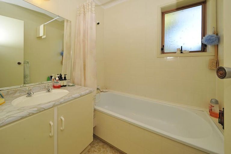 Photo of property in 2/12 Waimai Avenue, Weymouth, Auckland, 2103