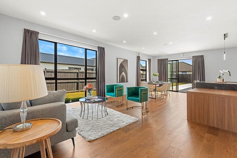 Photo of property in 18 Madden Avenue, Kumeu, 0810