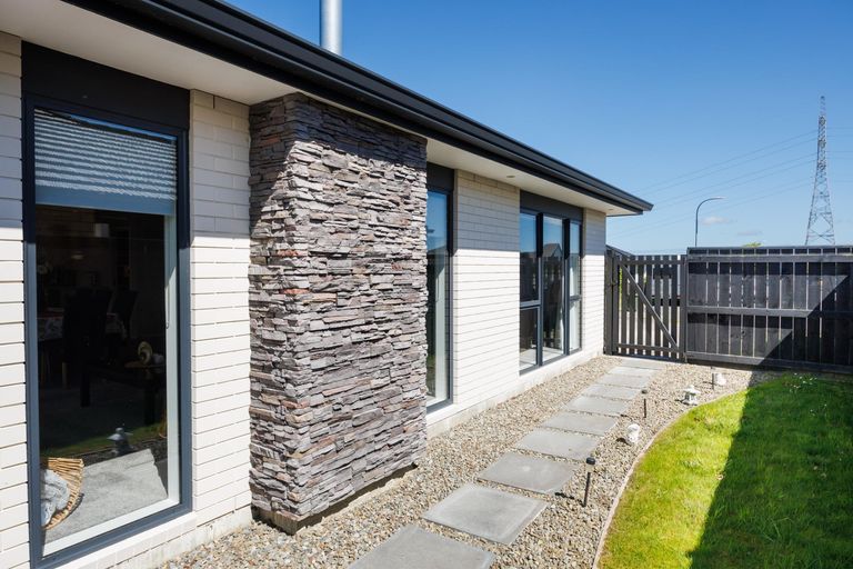 Photo of property in 42 Cyprus Place, Fitzherbert, Palmerston North, 4410