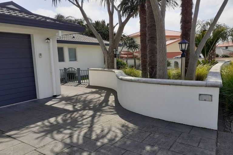 Photo of property in 12 Shelter Grove, Frankleigh Park, New Plymouth, 4310