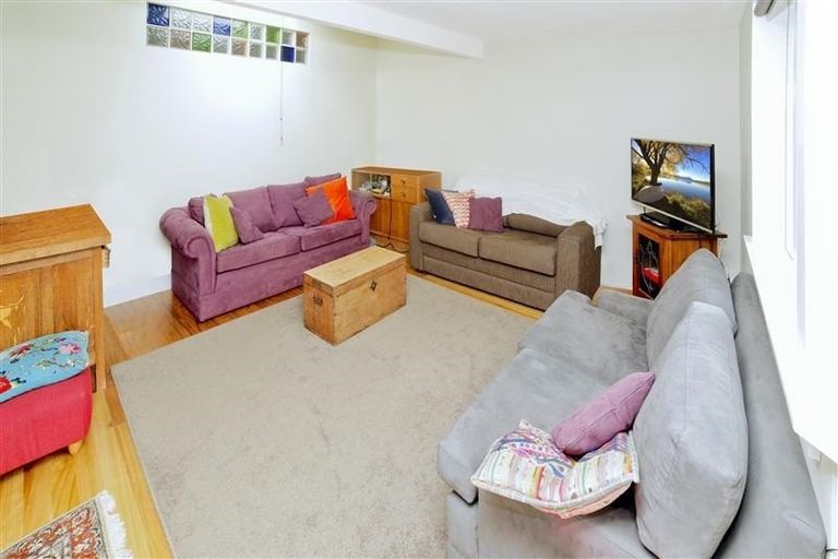 Photo of property in 42 Tui Street, Point Chevalier, Auckland, 1022