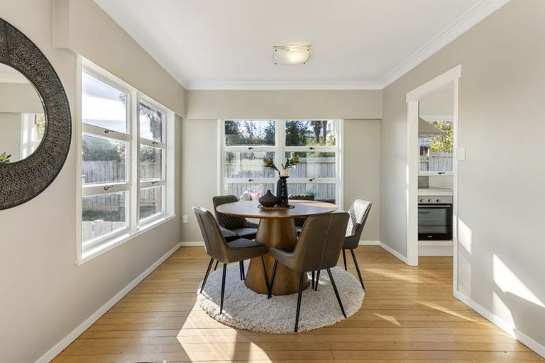Photo of property in 3/166 East Coast Road, Forrest Hill, Auckland, 0620