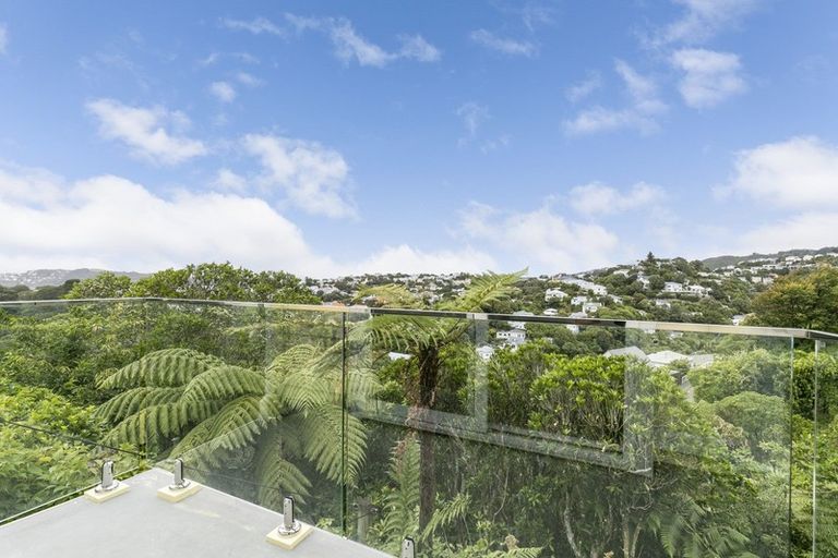 Photo of property in 33 Garden Road, Northland, Wellington, 6012