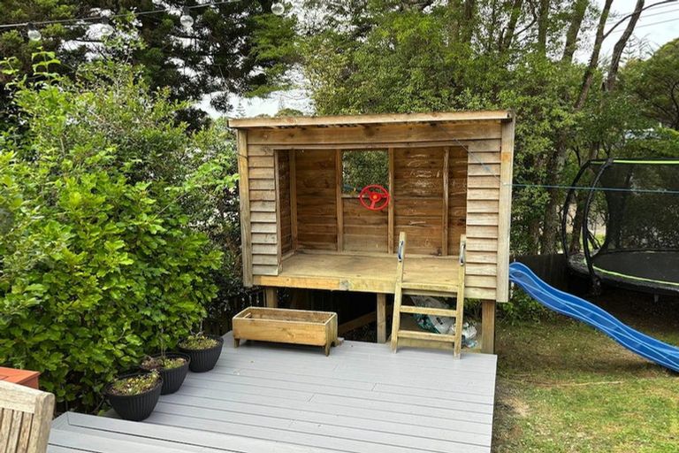 Photo of property in 30 Atkinson Road, Titirangi, Auckland, 0604