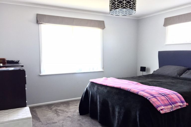 Photo of property in 49 Cotswold Crescent, Newlands, Wellington, 6037