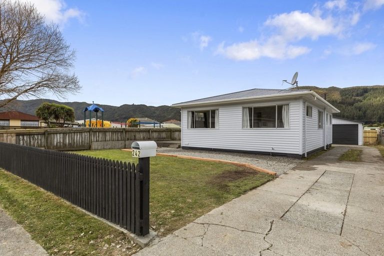 Photo of property in 242 Wellington Road, Wainuiomata, Lower Hutt, 5014