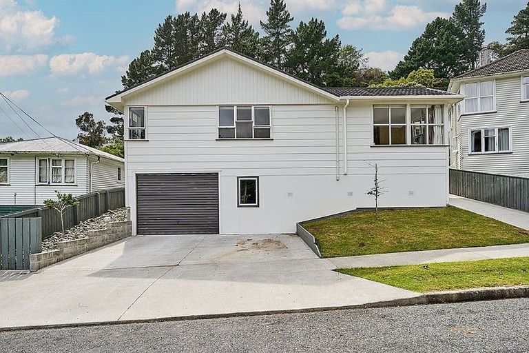 Photo of property in 4 Thomson Grove, Stokes Valley, Lower Hutt, 5019