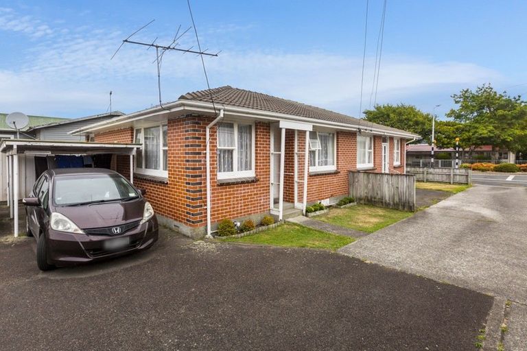 Photo of property in 2/13 Sutherland Avenue, Silverstream, Upper Hutt, 5019