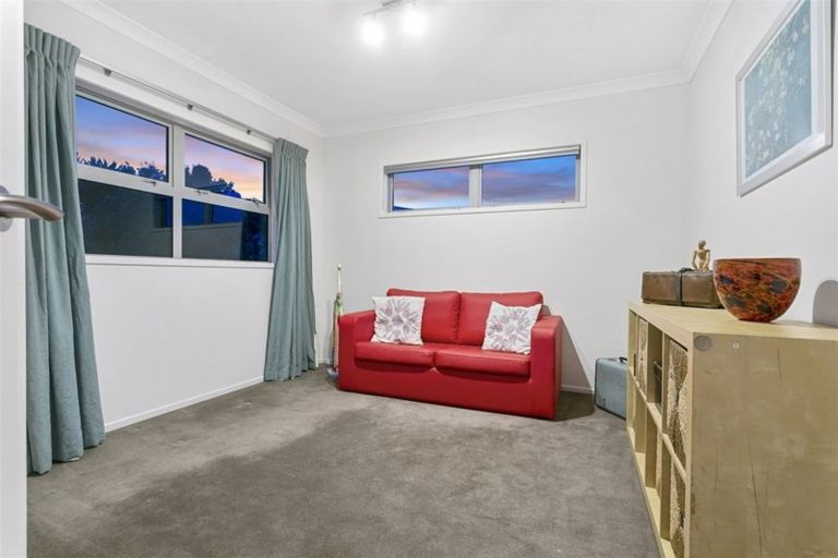 Photo of property in 9a Heathcote Road, Castor Bay, Auckland, 0620