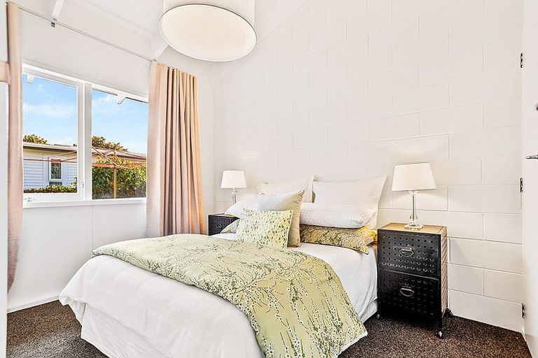 Photo of property in 1/1a Yeovil Road, Te Atatu Peninsula, Auckland, 0610