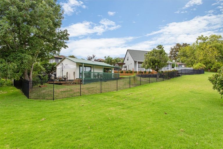 Photo of property in 15 Dalwhinnie Parade, Highland Park, Auckland, 2010