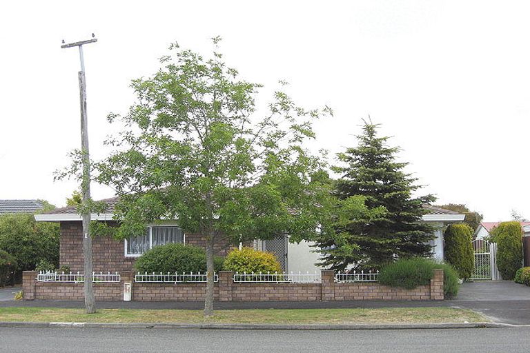 Photo of property in 2/72 Inwoods Road, Parklands, Christchurch, 8083