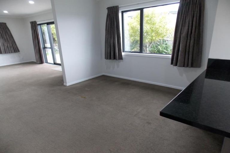 Photo of property in 8 Tongariro Drive, Aotea, Porirua, 5024