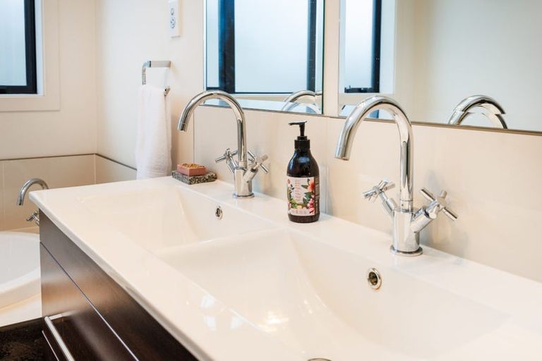 Photo of property in 7 Vaucluse Heights, Fitzherbert, Palmerston North, 4410