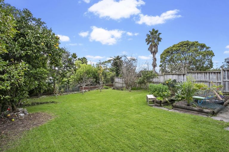 Photo of property in 20 Cron Avenue, Te Atatu South, Auckland, 0610