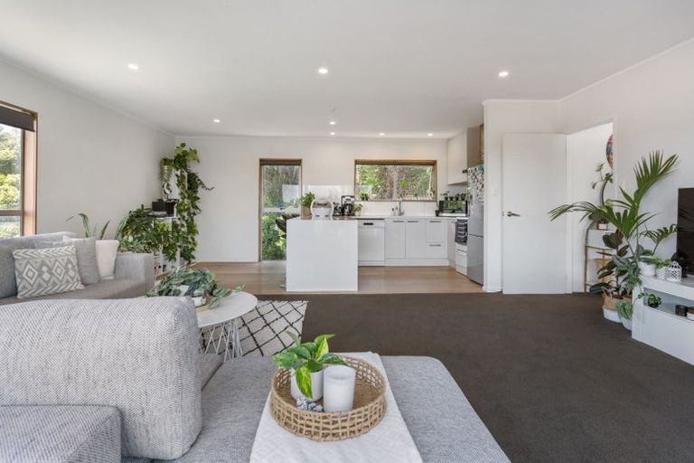 Photo of property in 2/76 Heathcote Road, Castor Bay, Auckland, 0620