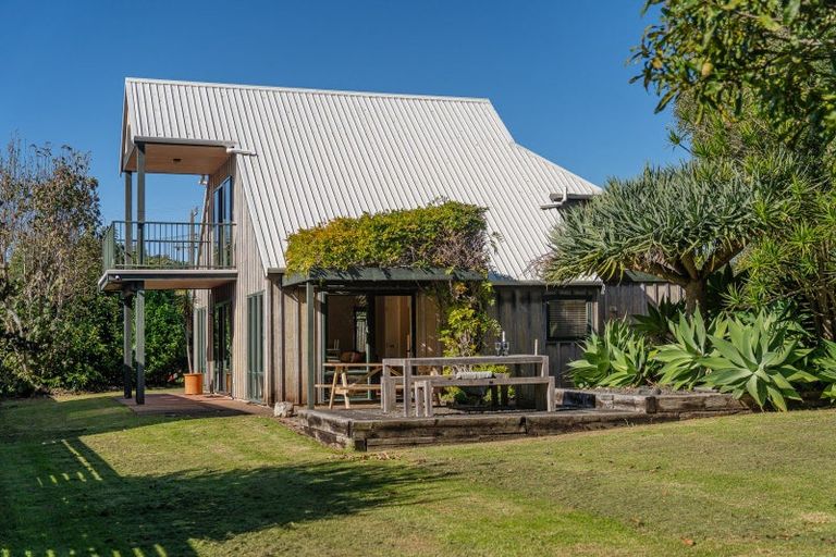 Photo of property in 28 Hahei Beach Road, Hahei, Whitianga, 3591