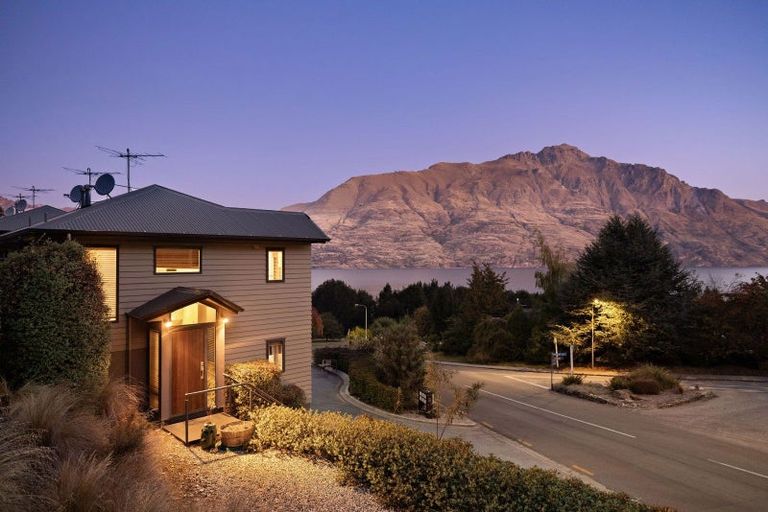 Photo of property in Arno Apartment, 9/8 Mckerrow Place, Sunshine Bay, Queenstown, 9300