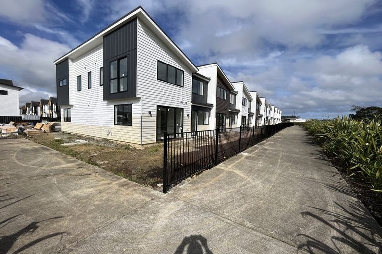Photo of property in 1 Whawhaki Lane, Kumeu, 0810