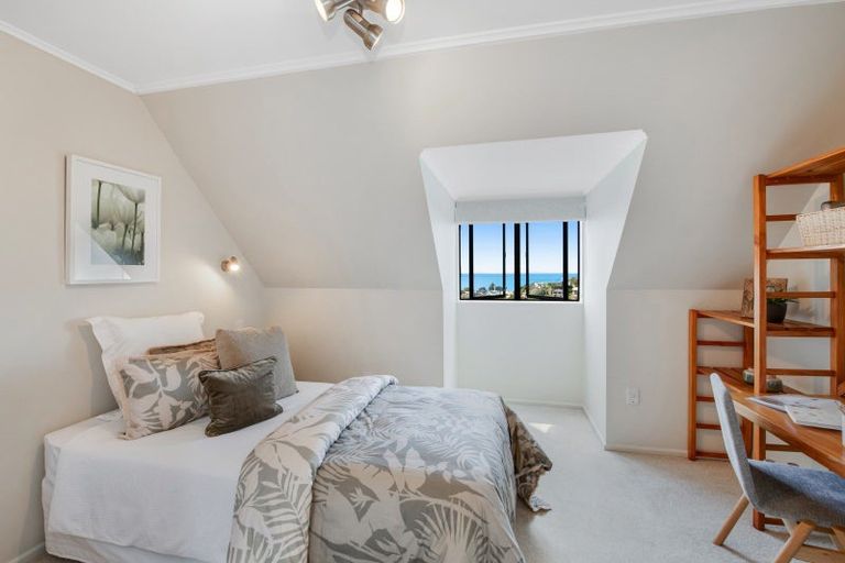 Photo of property in 15 Higham Ferrers Place, Red Beach, 0932