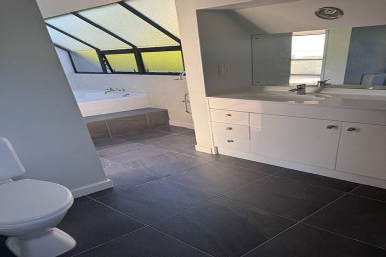 Photo of property in 2/7 Calypso Place, Rothesay Bay, Auckland, 0630