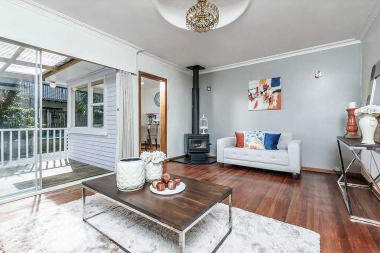 Photo of property in 49 Totaravale Drive, Totara Vale, Auckland, 0629