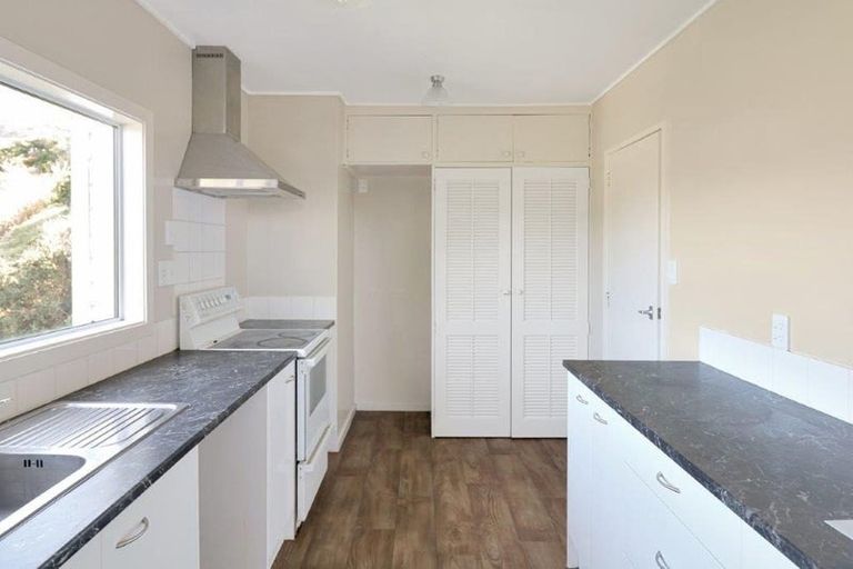 Photo of property in 39 Thurleigh Grove, Karori, Wellington, 6012